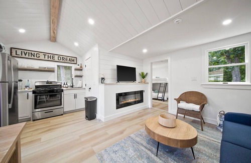 East Sandwich House | Blue Anchor Cottage - private hot tub getaway!