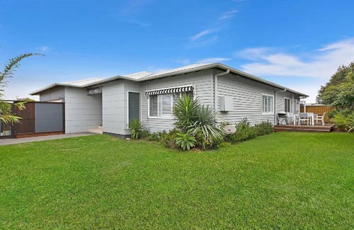 Blue Bay House | BLUE BAY COTTAGE - FAMILY FRIENDLY, WALK TO BEACH