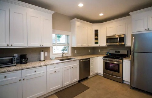 Pipes Cove House | Blue Bay Dream w/Seasonal Outdoor Jacuzzi, Cabana + Office
