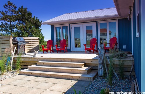 Darnley House | Blue Beach House - Walk to beach, AC, newly renovated, family approved!