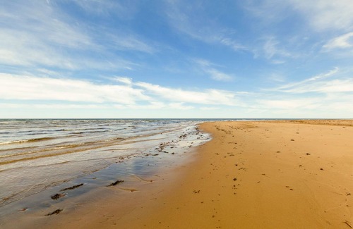 Darnley House | Blue Beach House - Walk to beach, AC, newly renovated, family approved!