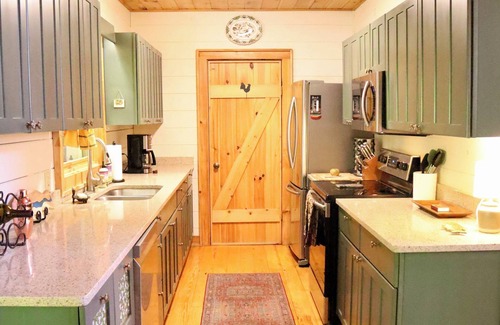 Cashiers Cottage | Blue Bear Cottage -Mins to Cashiers, Indoor & Outdoor Fireplaces, & Trail Access