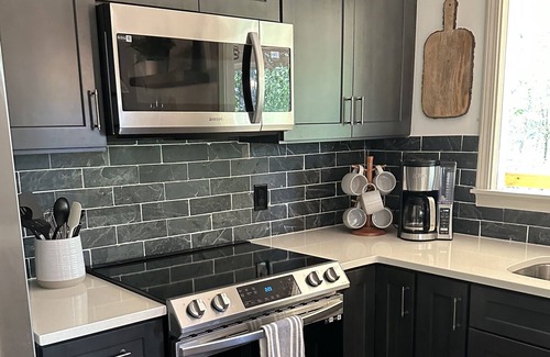 Dahlonega Cabin | Blue Bear Cottage - NEW cabin centrally located in North Georgia wine country.