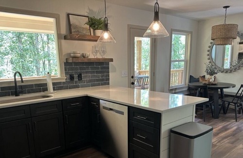 Dahlonega Cabin | Blue Bear Cottage - NEW cabin centrally located in North Georgia wine country.