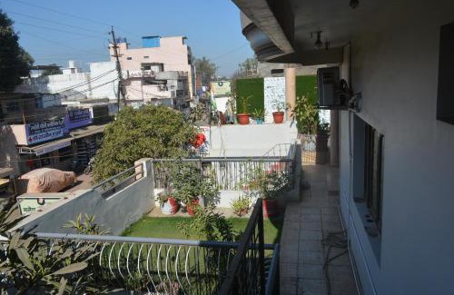 Jabalpur Apartment | Blue Beds Homestay, Exotic 2BHK AC House