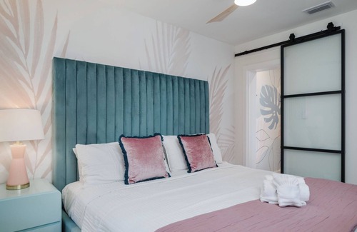 Vilano Beach Hotel | Blue Bird Apartment-Full Kitchen-5 min walk to beach!