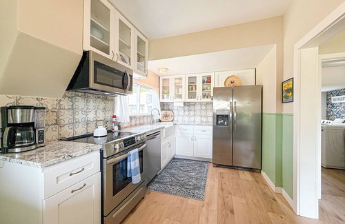 Carlton House | Blue Bird Cottage - a charming 2-bedroom house with WiFi, AC in adorable Carlton