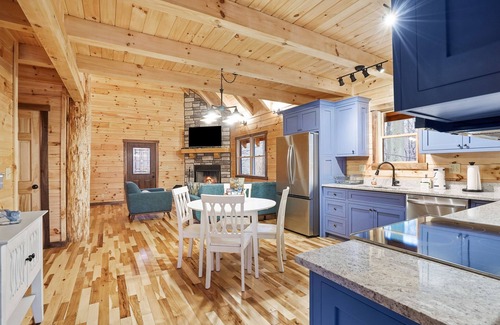 Logan Cabin | Blue Bird | Luxury Cabin in the Woods