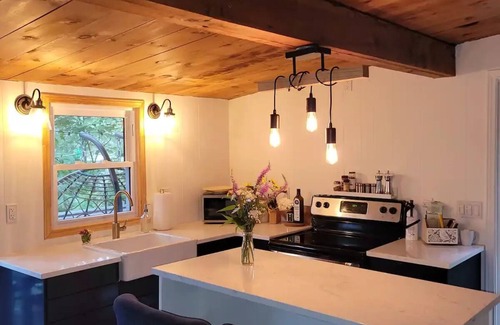 Athens Cottage | Blue Bird's Nest - cozy 3 bedroom lakeside cottage