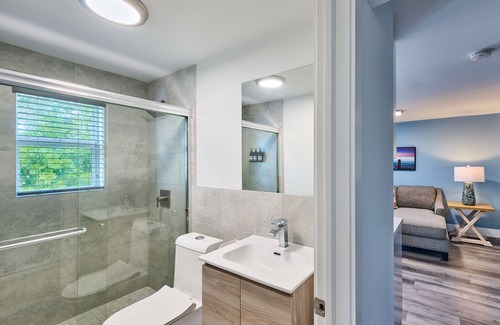 Parkside Apartment | Blue breeze Hollywood beach blvd, w/ KING Bed