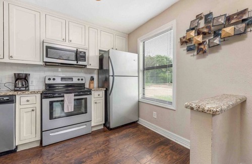 West Park House | Blue Bungalow ~ less than a mile from TAMU