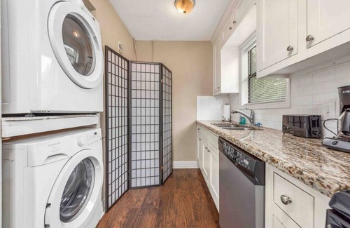 West Park House | Blue Bungalow ~ less than a mile from TAMU