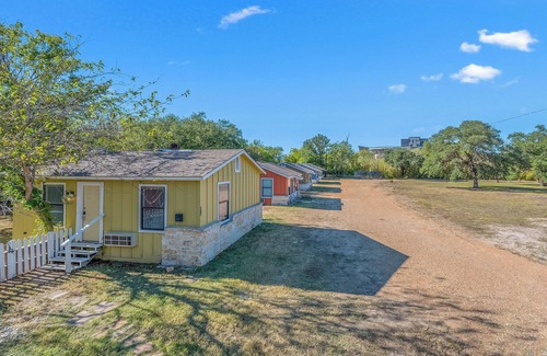 West Park House | Blue Bungalow ~ less than a mile from TAMU