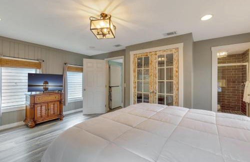 South Pensacola House | Blue Cottage, Close to Downtown & Bases!