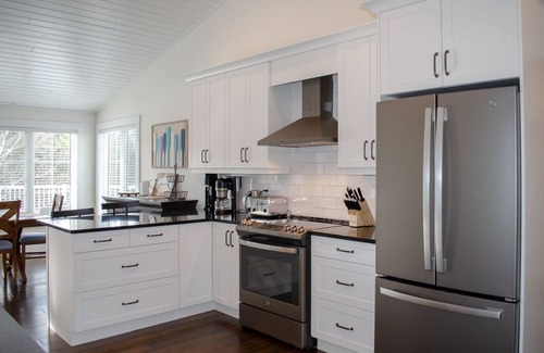 Baddow Cottage | Blue Cottage - Luxury Waterfront Cottage w/ Games Room, AC, Watercraft