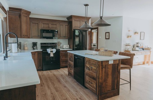 Kunkletown Cabin | Blue Creek Chalet with luxurious beds, pickleball, hot tub, fireplace, pool table & more