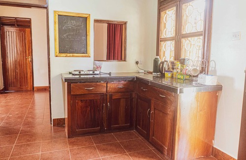 Jinja House | Blue Day-dream Villa in the heart of Jinja city