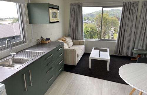 Raglan Apartment | Blue Dolphin Sea Views 3 Minute Walk To Town