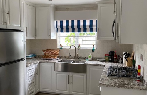 Halcyon Heights House | Blue Door Beach House - 3 bed 2 bath w/AC, WIFI, KITCHEN, WASH/DRY & CABLE