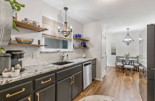 Norman House | Blue Door House-Quiet Comfort Near city center (single level) 2 bed 2 bath