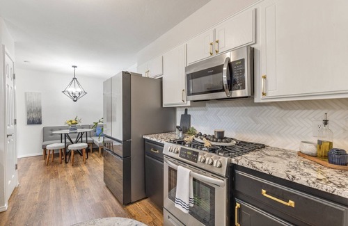 Norman House | Blue Door House-Quiet Comfort Near city center (single level) 2 bed 2 bath