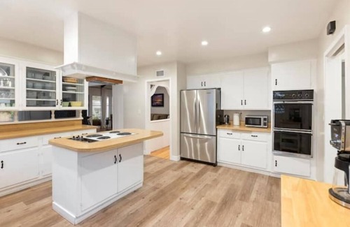 Valley Glen House | Blue Door Oasis 5 min from Universal and Hollywood