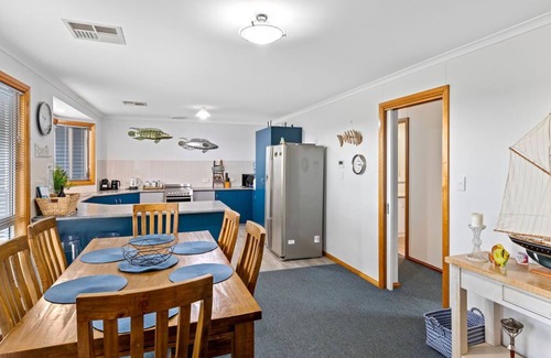 Port Macdonnell House | BLUE FIN part of BLUE FIN HOLIDAY HOMES - Free Wi-Fi & Pet friendly