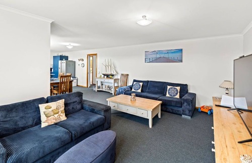 Port Macdonnell House | BLUE FIN part of BLUE FIN HOLIDAY HOMES - Free Wi-Fi & Pet friendly