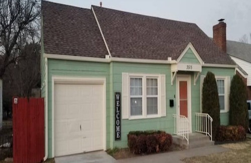 Tulsa House | BLUE FLAMINGO 🦩 CHARMING HOME-Heart of Tulsa-By Cherry St-Expo-Fair Ground