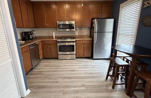 Kiska Beach House | Blue Flamingo- Golf Cart inc, Desirable West End, Dog friendly, Deck