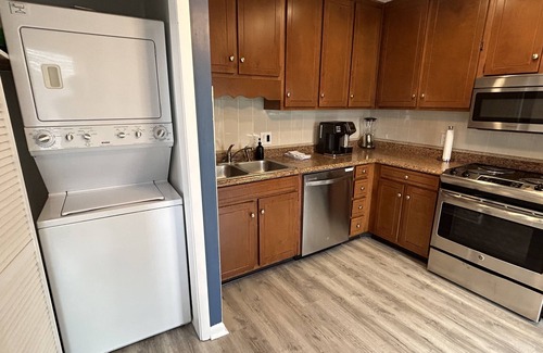 Kiska Beach House | Blue Flamingo- Golf Cart inc, Desirable West End, Dog friendly, Deck