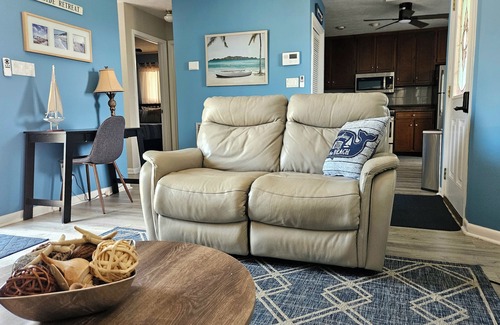 Kiska Beach House | Blue Flamingo- Golf Cart inc, Desirable West End, Dog friendly, Deck