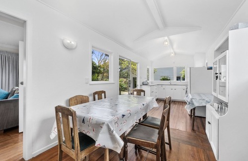 Waikanae House | Blue Gate Cottage - Waikanae Beach Holiday Home
