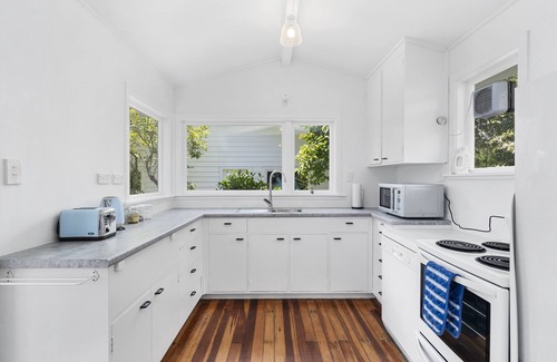 Waikanae House | Blue Gate Cottage - Waikanae Beach Holiday Home