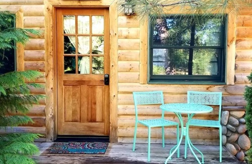 Eagle Point Cottage | Blue Gate Cottage on the Rogue River