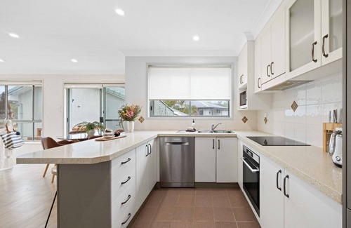 Lake Cathie Apartment | Blue Gum Apt 4 - walk to lake, beach, shops