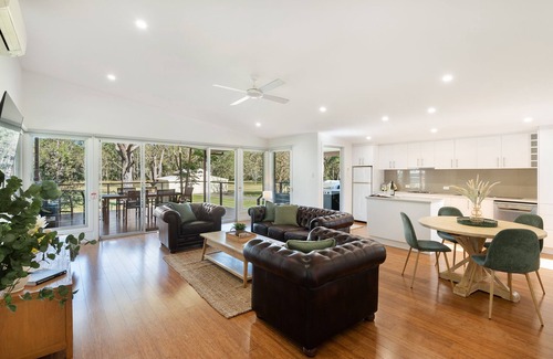 St. Georges Basin House | Blue Gum - Tranquil bush cottage on waterfront acreage with boat ramp