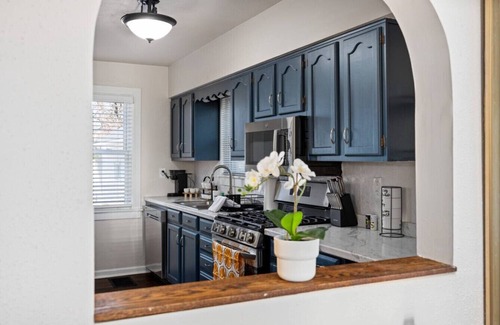 Peoria House | Blue Haven Cottage | Spacious 2BD in the Heights