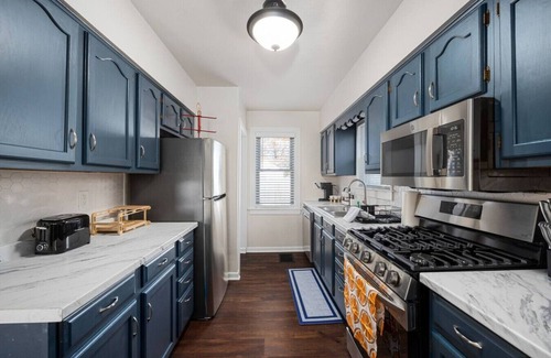 Peoria House | Blue Haven Cottage | Spacious 2BD in the Heights