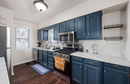Peoria House | Blue Haven Cottage | Spacious 2BD in the Heights