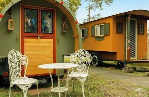 Charmhaven House | Blue Haven Gypsy Paradise - Cottage plus caravans