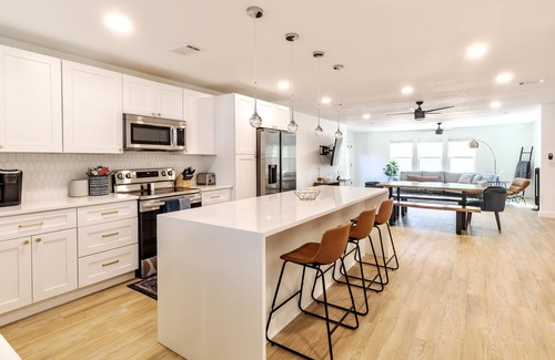 Georgetown House | Blue Haven | NEW | Sleeps 8 | Downtown Georgetown