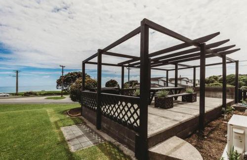 New Plymouth House | Blue Haven On Belt - seconds to coastal walkway