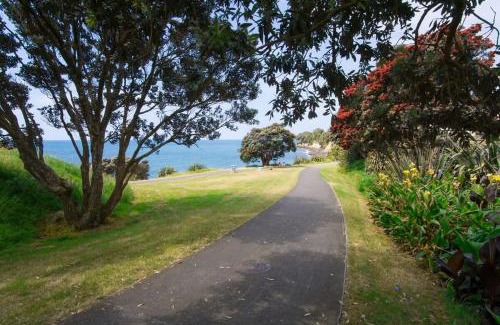 New Plymouth House | Blue Haven On Belt - seconds to coastal walkway