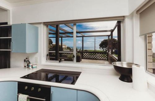 New Plymouth House | Blue Haven On Belt - seconds to coastal walkway