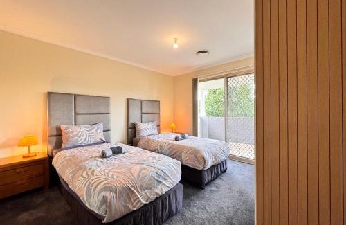 Penrith Villa | Blue Haven Retreat - Thornton Central 34