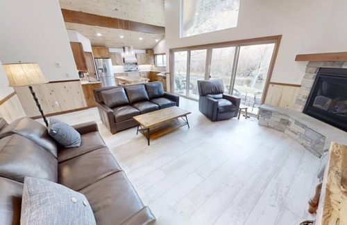 Red River House | Blue Heaven - In Town - On the River - Fireplace - Washer/Dryer