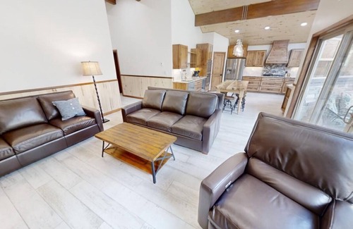 Red River House | Blue Heaven - In Town - On the River - Fireplace - Washer/Dryer