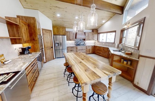 Red River House | Blue Heaven - In Town - On the River - Fireplace - Washer/Dryer