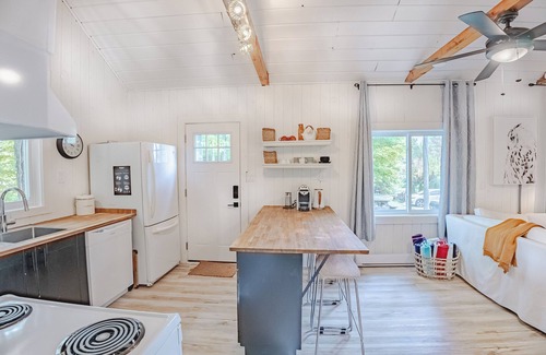 Central Frontenac Ski Chalet | Blue Heron- Bright 2 Bedroom Cottage